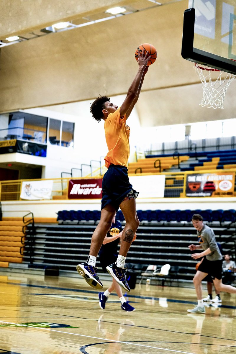 MSUBMBB's tweet photo. 𝓕𝓲𝓻𝓼𝓽 𝓛𝓸𝓸𝓴👀

First look of the Skyview grad back in Billings✌️

#MSUBSPORTS | #MSUBMBB | #DRC https://t.co/kEx2egon0L