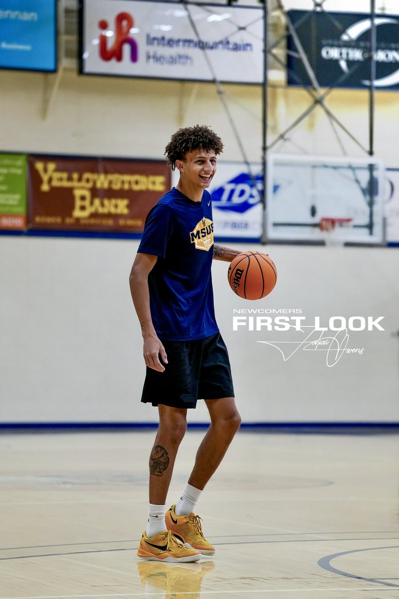 MSUBMBB's tweet photo. 𝓕𝓲𝓻𝓼𝓽 𝓛𝓸𝓸𝓴👀

First look of the Skyview grad back in Billings✌️

#MSUBSPORTS | #MSUBMBB | #DRC https://t.co/kEx2egon0L