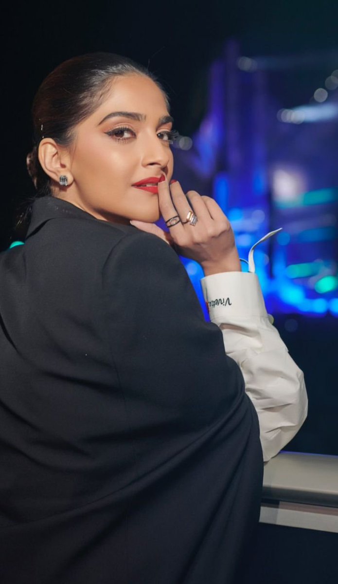 sonamakpoor's tweet photo. How do I look ❤️❤️❤️ https://t.co/b2C3KY6twB