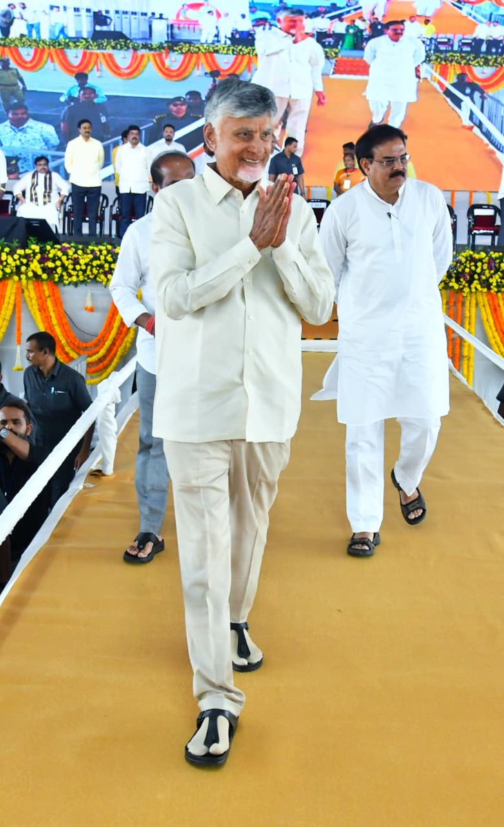 ncbn's tweet photo. పేద ప్రజల దశాబ్దాల నిరీక్షణకు తెరదించి ఎన్టీఆర్ జిల్లాలో 26,401 మంది పేద కుటంబాల నివాస స్థలాలకు పట్టాలు ఇచ్చాం. ఏళ్ల క్రితం ఇళ్లు నిర్మించుకుని అక్కడే నివాసం ఉంటున్న వారికి ఆ ఇళ్లపై హక్కులు కల్పిస్తూ ప్రభుత్వం తీసుకున్న నిర్ణయంతో వారి జీవితాల్లో వెలుగులు నిండాయి. రాష్ట్రంలోని విశాఖ, మంగళగిరి, ఎన్టీఆర్ జిల్లాలో 60 వేల కుటుంబాలకు రూ.52 వేల కోట్ల విలువైన ఆస్తులపై హక్కులు కల్పించాం. పట్టాలు ఇచ్చి పేదల ఆత్మ గౌరవానికి పట్టాభిషేకం చేశాం.
#PedalakuPattabhishekam