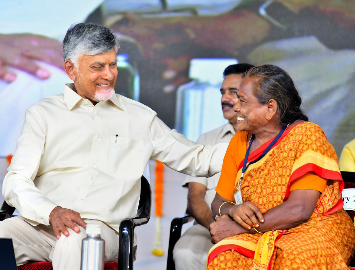 ncbn's tweet photo. పేద ప్రజల దశాబ్దాల నిరీక్షణకు తెరదించి ఎన్టీఆర్ జిల్లాలో 26,401 మంది పేద కుటంబాల నివాస స్థలాలకు పట్టాలు ఇచ్చాం. ఏళ్ల క్రితం ఇళ్లు నిర్మించుకుని అక్కడే నివాసం ఉంటున్న వారికి ఆ ఇళ్లపై హక్కులు కల్పిస్తూ ప్రభుత్వం తీసుకున్న నిర్ణయంతో వారి జీవితాల్లో వెలుగులు నిండాయి. రాష్ట్రంలోని విశాఖ, మంగళగిరి, ఎన్టీఆర్ జిల్లాలో 60 వేల కుటుంబాలకు రూ.52 వేల కోట్ల విలువైన ఆస్తులపై హక్కులు కల్పించాం. పట్టాలు ఇచ్చి పేదల ఆత్మ గౌరవానికి పట్టాభిషేకం చేశాం.
#PedalakuPattabhishekam