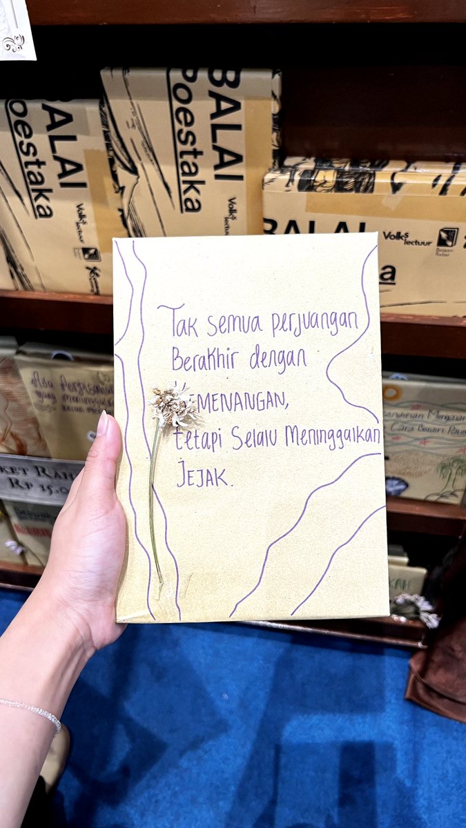 itsdrawingss's tweet photo. Siapaa mau nitipp?? Open jastip IIBF kali yaaa https://t.co/LVK8rLOmyo