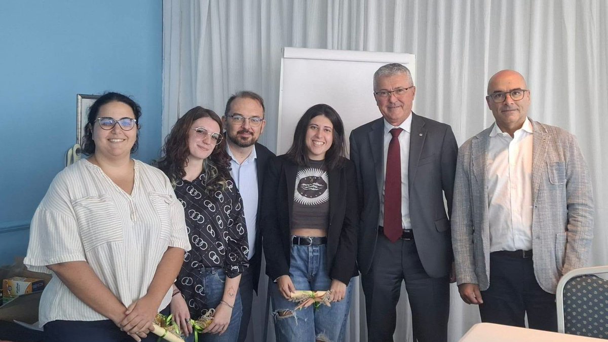 Cisl_ER's tweet photo. #Riccione Oggi assemblea dell'𝐈𝐧𝐚𝐬 𝐄𝐦𝐢𝐥𝐢𝐚-𝐑𝐨𝐦𝐚𝐠𝐧𝐚 con tutti i 𝟏𝟐𝟎 𝐨𝐩𝐞𝐫𝐚𝐭𝐨𝐫𝐢 del patronato Cisl. Un bel momento di ascolto, dialogo e confronto che è parte del corso di formazione regionale. Presenti @davide_guarini , presidente @InasCisl , il segretario generale CISL ER @filippopieri e 𝐃𝐚𝐯𝐢𝐝𝐞 𝐏𝐚𝐫𝐦𝐞𝐠𝐠𝐢𝐚𝐧𝐢, responsabile regionale.
👉 https://t.co/leTsSvuD9e