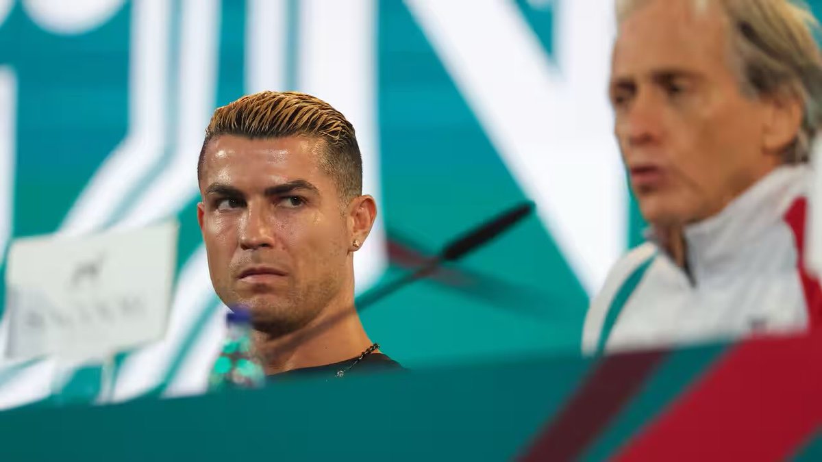 thebelguinha's tweet photo. Jorge Jesus aposentou Neymar, e vai aposentar Cristiano Ronaldo.

Tem que respeitar o velho. https://t.co/y2CuPHwDsl