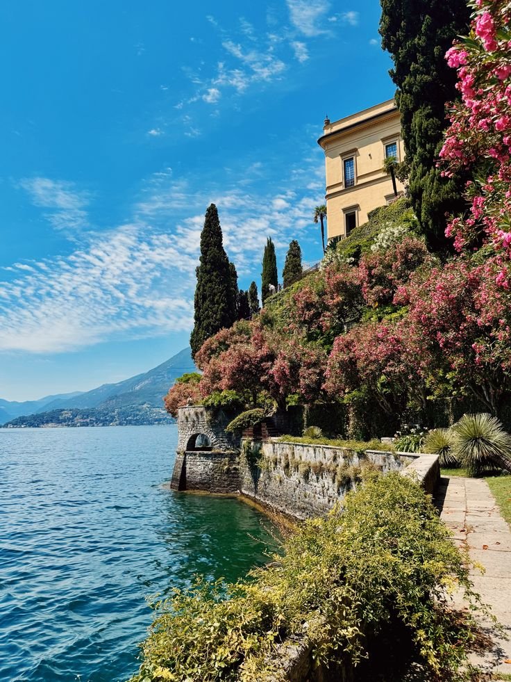 echoesofworld's tweet photo. Lake Como, Italy https://t.co/vyTNEuQijc