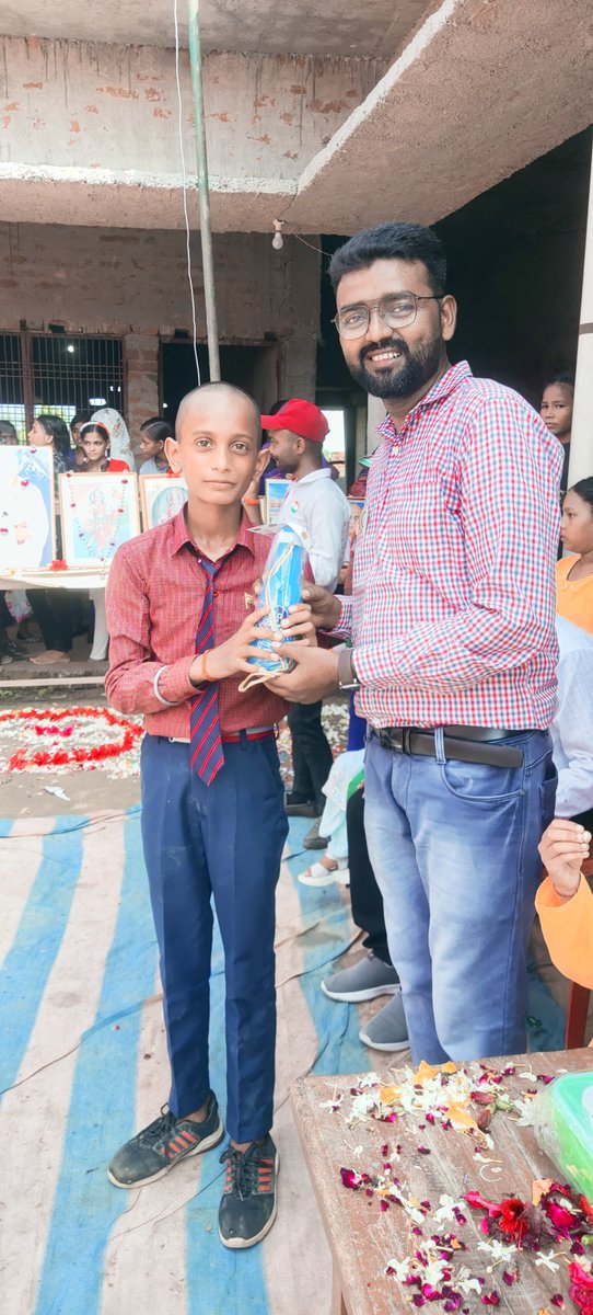 UsmanParadise's tweet photo. 🏆 Honoring talent, encouraging the future… 🌱

Recognizing and honoring a student's hard work and talent is about more than just giving an award; it is about strengthening their self-confidence and their resolve to move forward. ✨

 #EducationInspiration #YouthDevelopment https://t.co/EApHbZd9fa