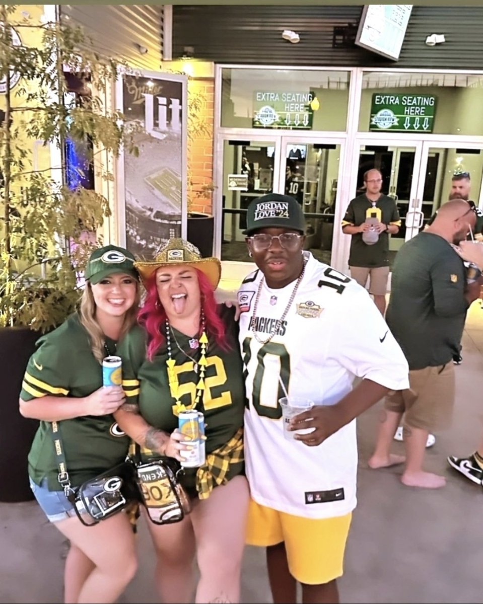 EzzykingVibes's tweet photo. @AMangled Happy Birthday 🎂 Pics from the archives from the best weekend in 2024 #GoPackGo 💛💚💛💚 https://t.co/nRTqSN1LAh