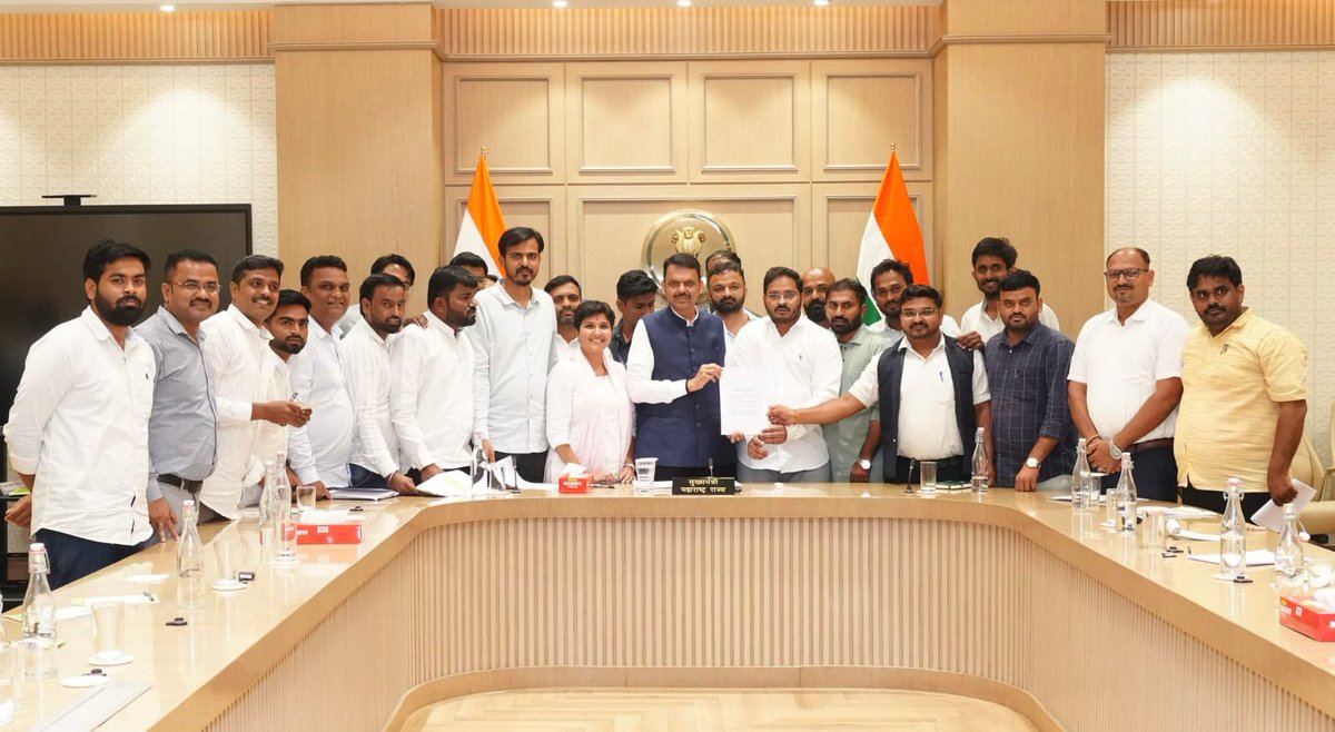 MahaDGIPR's tweet photo. #एमपीएससी विद्यार्थ्यांच्या शिष्टमंडळासोबत आज मुख्यमंत्री देवेंद्र फडणवीस यांनी विस्तृत चर्चा केली आणि त्यांच्या सर्व मागण्यांवर सकारात्मक प्रतिसाद दिला. या चर्चेअंती ठरलेल्या बाबी पुढीलप्रमाणे: 

१) एमपीएससी अध्यक्ष हे संवैधानिक पद आहे. त्यांना हटवण्याचा अधिकार राज्य सरकार, मा. राज्यपाल यांना नाही. मा. राष्ट्रपतींना सुप्रीम कोर्टाच्या सल्ल्याने तो अधिकार आहे. एमपीएससीचे पूर्व आणि विद्यमान अध्यक्ष तसेच सदस्य यांच्याबाबत संविधानाच्या कलम ३१७ प्रमाणे हटवण्याची कारवाई व्हावी, अशी विद्यार्थ्यांची मागणी होती. त्यानुषंगाने ३ महिन्यात न्यायालयीन चौकशी करून त्या निष्कर्षाच्या आधारावर पुढची कारवाई करण्यात येईल.

२) एमपीएससी सचिवांची बदली तत्काळ करण्यात येईल.

३) एमपीएससी परीक्षा ऑफलाईनच होणार. सर्व विद्यार्थी घटकांशी चर्चा केल्याशिवाय कोणताही वेगळा निर्णय होणार नाही.

४) आजवरचे सर्व रेकॉर्ड तुटतील, इतक्या जागा भरणार. राज्य सरकारमध्ये ३० ते ४० हजार पदोन्नती झालेल्या नव्हत्या. भरती नियमात १९६० पासून नवीन सुधारणा झालेल्या नव्हत्या. त्यामुळे विभागात साधारणतः ३०-४०% जागा भरण्याची परवानगी दिली जायची. आता ६०% विभागांचे ते नियम तयार झाले आहेत, उर्वरित विभागांचे सुद्धा होत आहेत. त्यामुळे पूर्ण जागा भरण्याची तयारी सुरू आहे. ३ जानेवारीच्या गट ‘क’ च्या परीक्षेच्या अनुषंगाने जागावाढीची विद्यार्थ्यांची मागणी मान्य करण्यात आली. गट क मध्ये ही वाढ विक्रमी असेल.

५) सिंगल कार्डवर सर्व परीक्षा देता याव्या, अशी यंत्रणा उभारणार. माफक दरात हे कार्ड उपलब्ध करुन देण्यात येईल. शिवाय सर्व कागदपत्रे वारंवार द्यावी लागणार नाही, अशी व्यवस्था विकसित करणार

६) आता ३ वर्षांच्या जागा एकदम जाहीर करणार. सेवानिवृत्त होणार्‍या जागांवर एक वर्ष आधीच भरती प्रक्रियेला सुरुवात करणार. विक्रमी संख्येने जागा भरणार, १ महिन्यात याचा संपूर्ण कार्यक्रम ठरवणार

७) यानंतर २ ऑक्टोबरचे आंदोलन विद्यार्थ्यांनी तात्पुरते स्थगित करण्यात येत आहे, अशी घोषणा केली.

@Dev_Fadnavis 
#MPSC