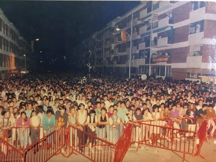 Ajuareza's tweet photo. Aquí os paso estas fotos de los conciertos que organizábamos  gratis o (populares) más de 25 años seguidos seguidos  haciéndolos en Riu-Clar, grupos de rock, pop,rumba junto y otros tipos de música,pasaron centenares de miles de personas y conseguimos nuestro objetivo, que no era otra cosa que nuestros vecinos, se sintieran orgullosos de vivir en los barrios.
Nunca, ni nadie podrán borrar la historia popular. Aunque lo intenten…