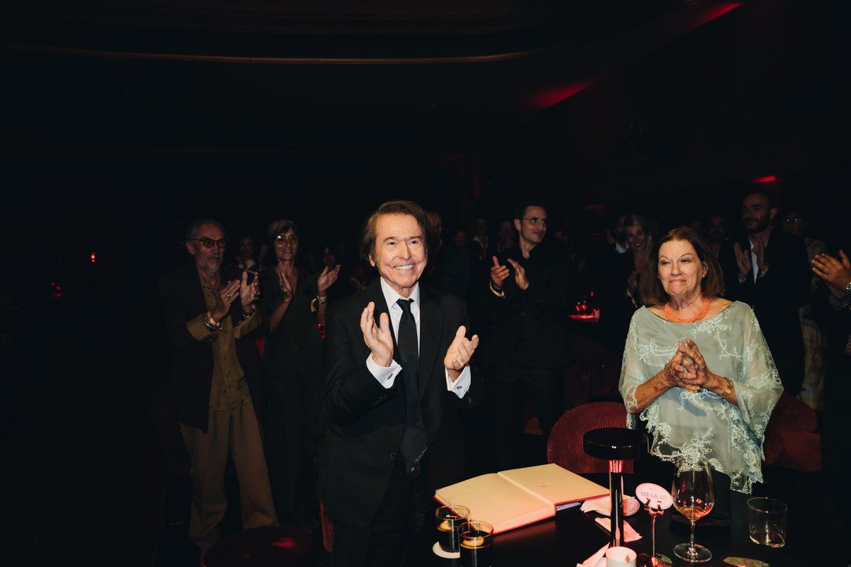 NetflixES's tweet photo. Una fiesta como la de ayer necesitaba unos invitados a la altura. 'Aquel', la miniserie sobre la vida de Raphael, llega el 9 de octubre. https://t.co/Y1PxXxU28o