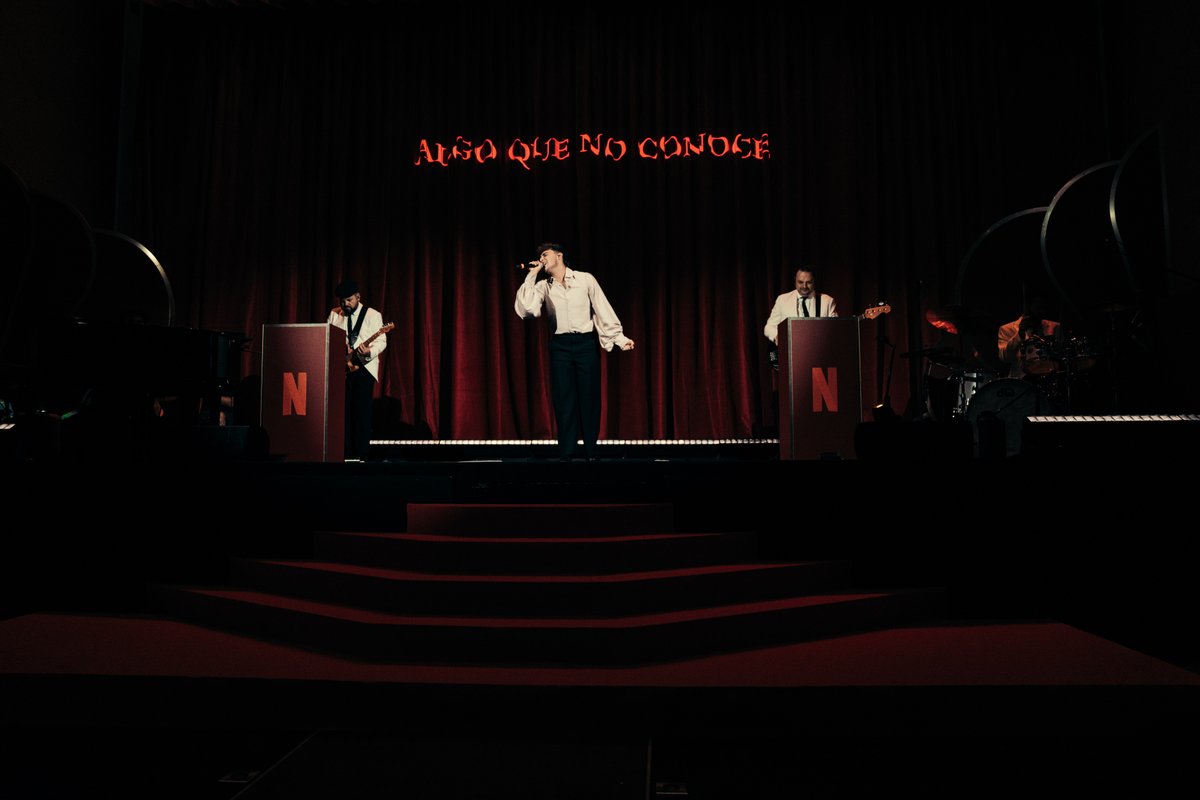 NetflixES's tweet photo. Una fiesta como la de ayer necesitaba unos invitados a la altura. 'Aquel', la miniserie sobre la vida de Raphael, llega el 9 de octubre. https://t.co/Y1PxXxU28o
