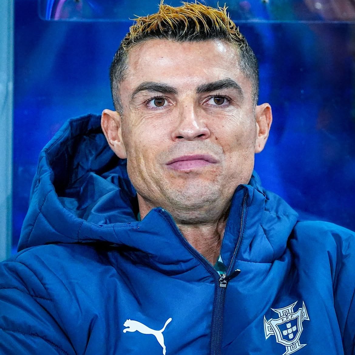 TouchlineX's tweet photo. 🚨🗣️ 𝗡𝗘𝗪: Jorge Jesus: "When a player warms up for 20 or 30 minutes and doesn't come on, NOBODY IS HAPPY. Much less Cristiano. Much less Pelé or Maradona... That's obvious."

"A player's status does NOT give him special rights. Status is about respecting their careers. I explain the plan to my players, and then I'M THE ONE WHO DECIDES."