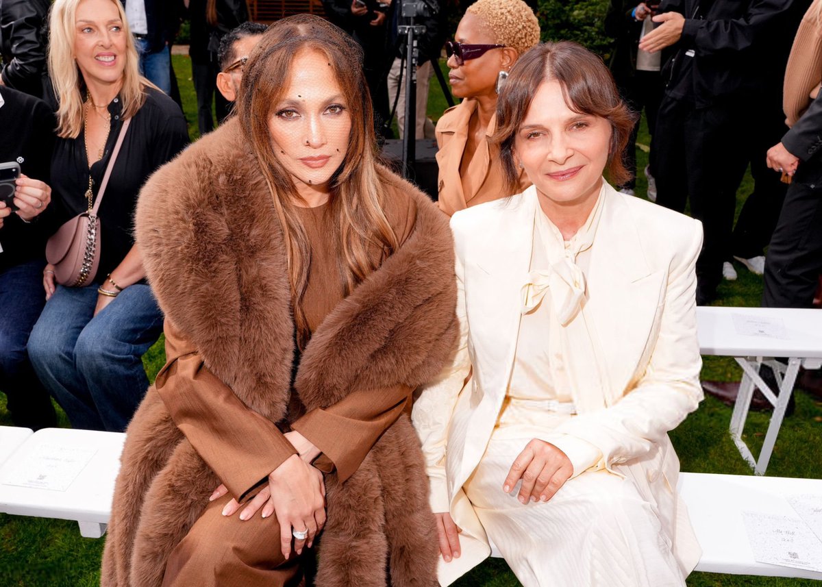 JLopezUpdate2's tweet photo. Jennifer Lopez and Juliette Binoche at the Stella McCartney fashion show in Paris. https://t.co/wx44de5qVH