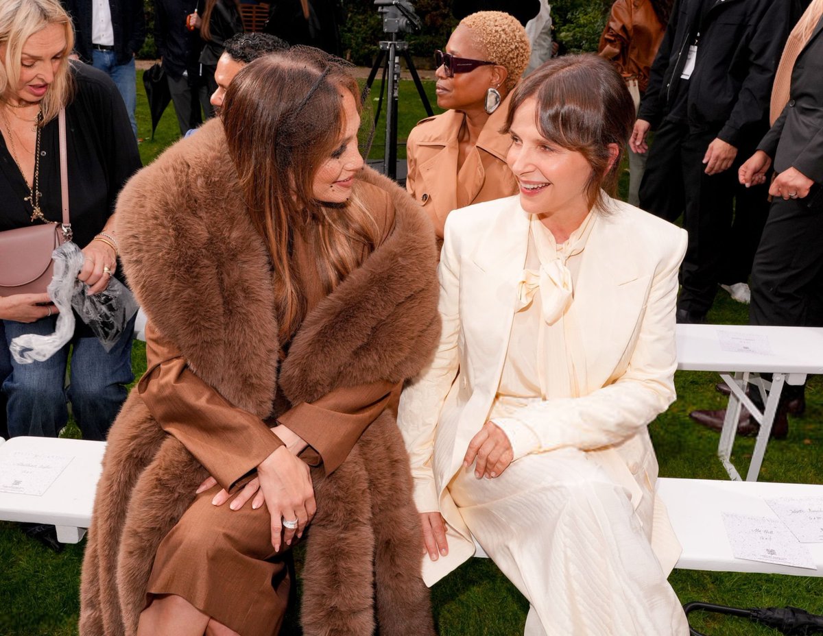 JLopezUpdate2's tweet photo. Jennifer Lopez and Juliette Binoche at the Stella McCartney fashion show in Paris. https://t.co/wx44de5qVH