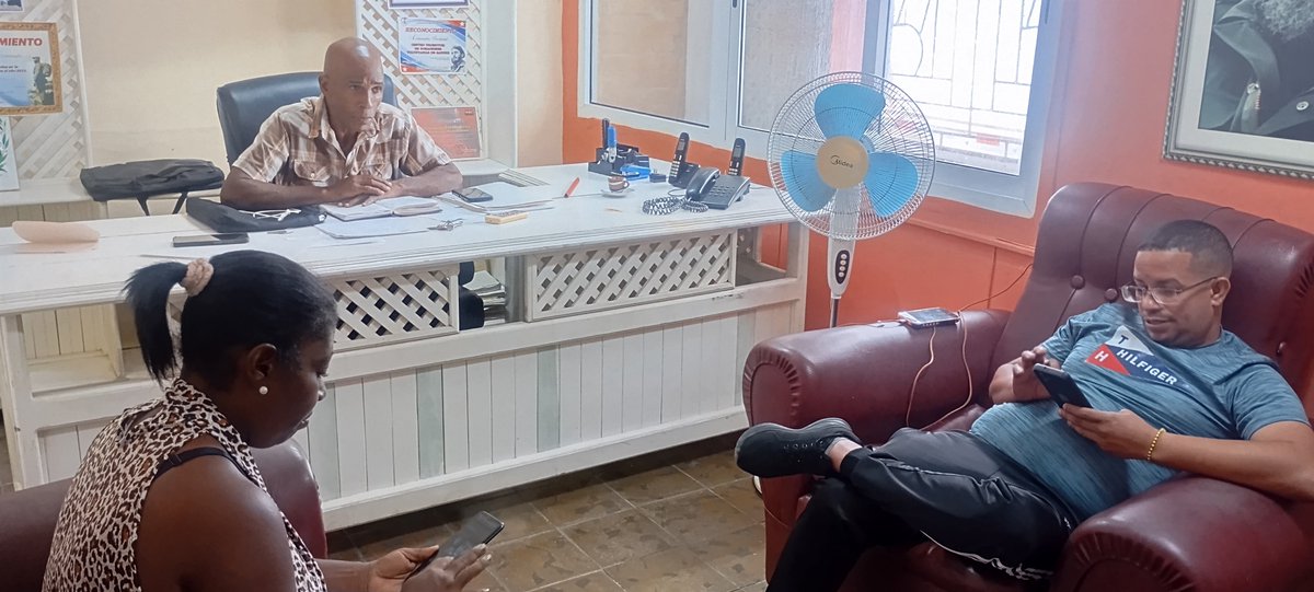 isisdais's tweet photo. En esta mañana se intercambia con los especialistas de la Dirección Provincial de Patrimonio, Construcción e Inversiones sobre las 176 transformaciones económicas y sociales que se están implementando en la provincia #Guantánamo https://t.co/NRMcOvxo2a