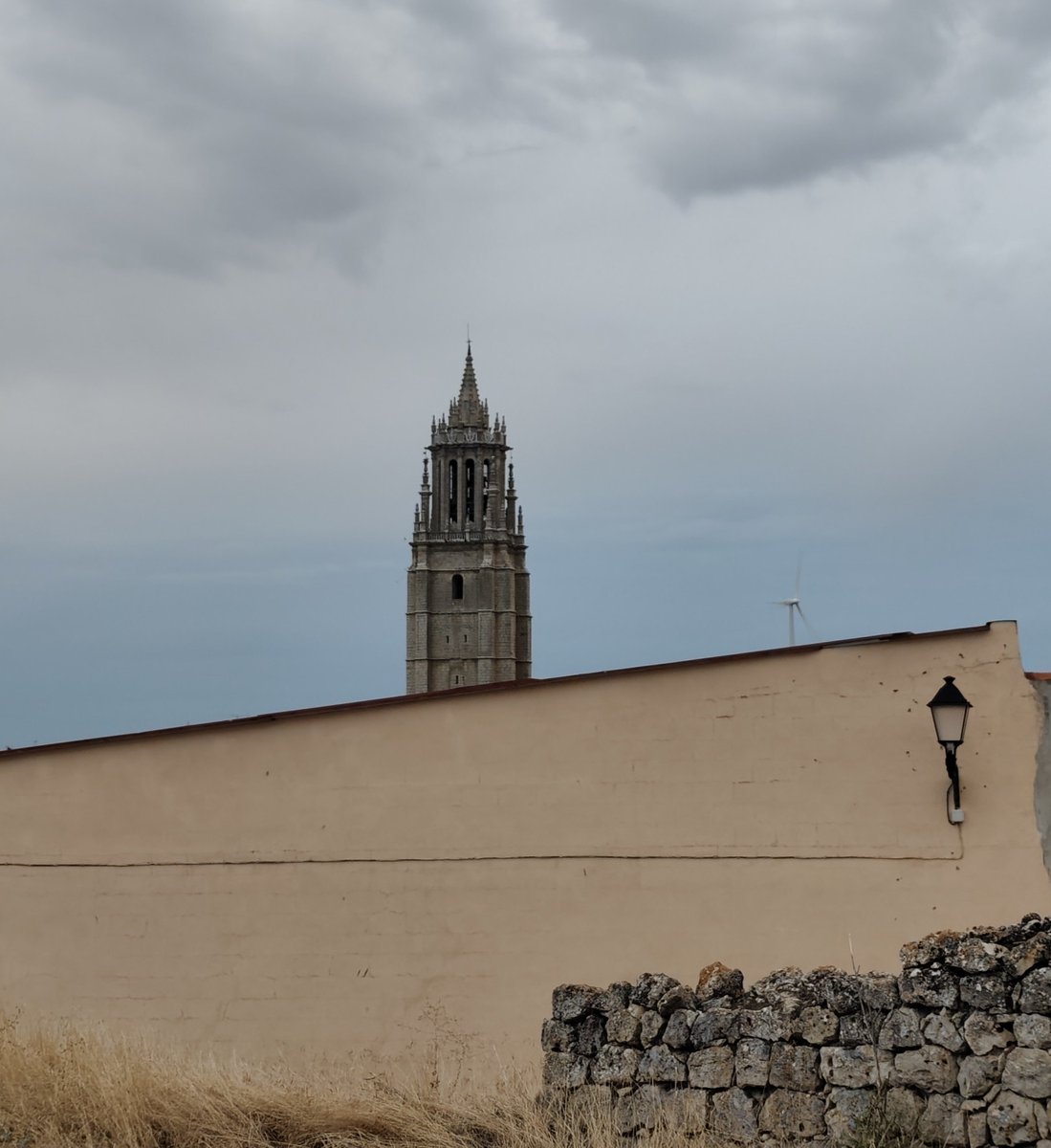 oscarranlo's tweet photo. Hay pueblos de tierra adentro con faro. Mires desde donde mires, marcan por dónde se puede rascar el cielo. La torre campanario de la Colegiata de San Miguel (s.XV-XVI) acapara todas las miradas y sobresale de todas las texturas del campo visual en Ampudia #Palencia. https://t.co/5vJUBlQSN9