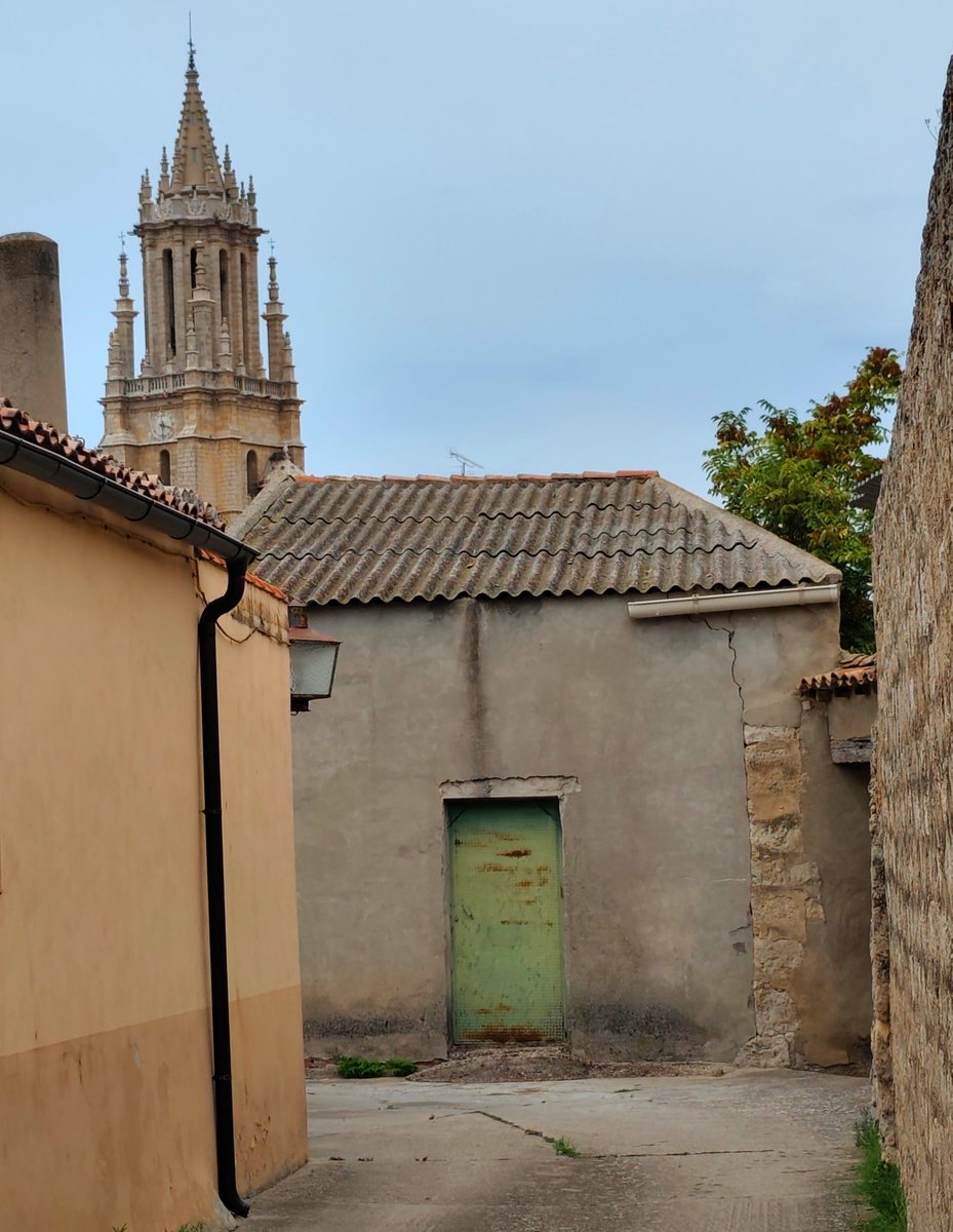 oscarranlo's tweet photo. Hay pueblos de tierra adentro con faro. Mires desde donde mires, marcan por dónde se puede rascar el cielo. La torre campanario de la Colegiata de San Miguel (s.XV-XVI) acapara todas las miradas y sobresale de todas las texturas del campo visual en Ampudia #Palencia. https://t.co/5vJUBlQSN9
