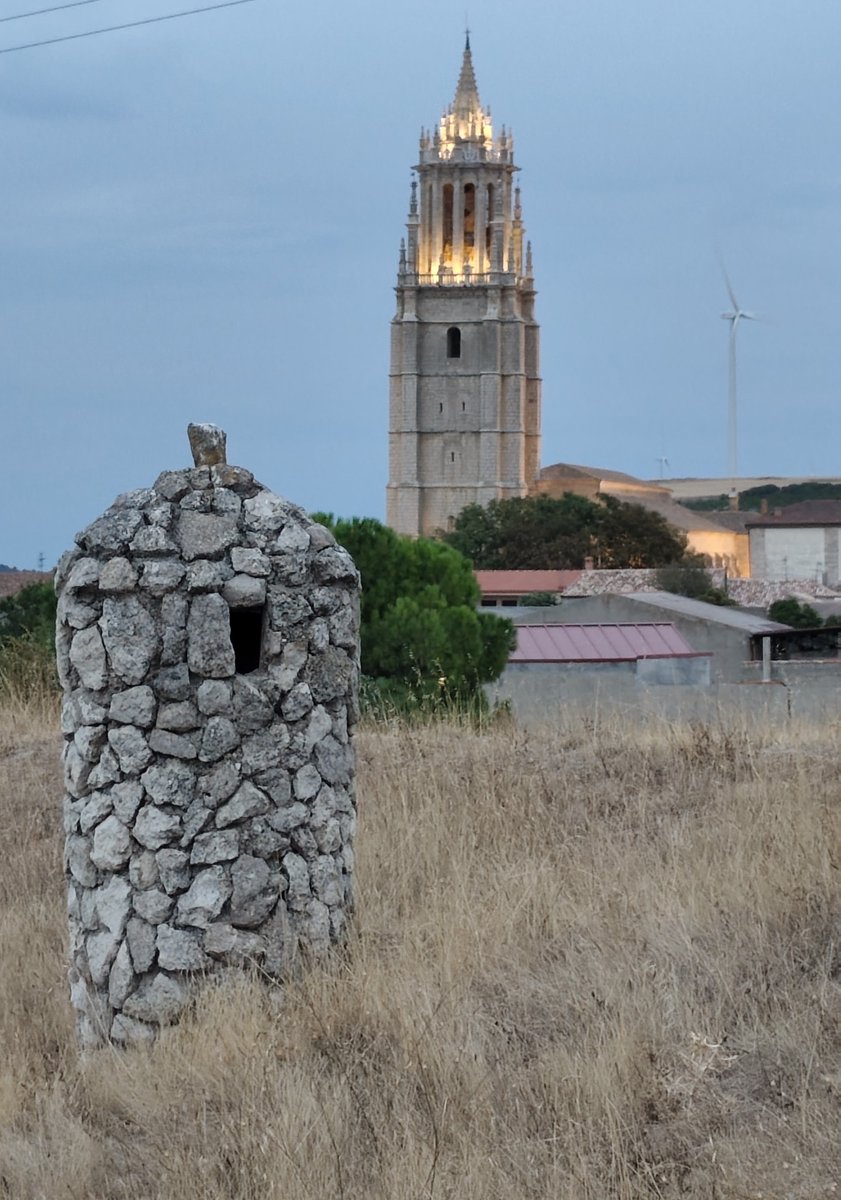 oscarranlo's tweet photo. Hay pueblos de tierra adentro con faro. Mires desde donde mires, marcan por dónde se puede rascar el cielo. La torre campanario de la Colegiata de San Miguel (s.XV-XVI) acapara todas las miradas y sobresale de todas las texturas del campo visual en Ampudia #Palencia. https://t.co/5vJUBlQSN9