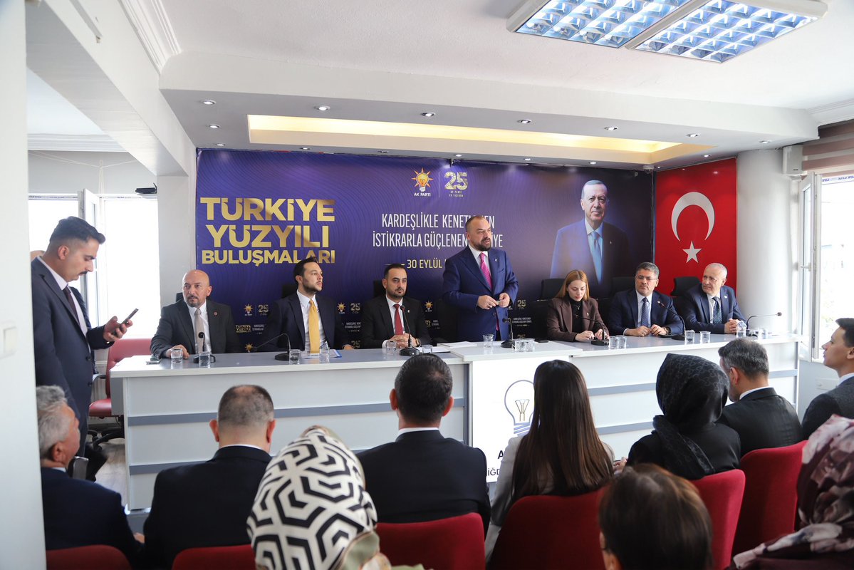 farukaytek's tweet photo. ❝AK Parti teşkilatları; milletimizin iradesini dava şuuruyla taşıyan, kardeşliğini istişareyle güçlendiren büyük bir teşkilat ailesidir.❞

#TürkiyeYüzyılıBuluşmaları kapsamında; yiğitler otağı, kahramanlar diyarı, Şehit Ömer Halisdemir’in memleketi Niğde’deyiz.

Genel Başkan Yardımcımız Sayın Faruk Acar, MKYK Üyelerimiz, Milletvekillerimiz, Niğde İl Başkanımız Hacı Mehmet Eren ve kıymetli teşkilatımızla basın toplantımızı gerçekleştirdik.

Teşkilatımızın sarsılmaz iradesi ve milletimizin güçlü desteğiyle Türkiye Yüzyılı hedeflerimize emin adımlarla yürüyeceğiz.

📍AK Parti Niğde İl Başkanlığı