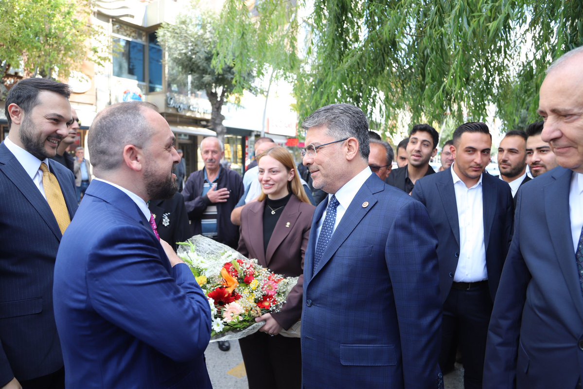 farukaytek's tweet photo. ❝AK Parti teşkilatları; milletimizin iradesini dava şuuruyla taşıyan, kardeşliğini istişareyle güçlendiren büyük bir teşkilat ailesidir.❞

#TürkiyeYüzyılıBuluşmaları kapsamında; yiğitler otağı, kahramanlar diyarı, Şehit Ömer Halisdemir’in memleketi Niğde’deyiz.

Genel Başkan Yardımcımız Sayın Faruk Acar, MKYK Üyelerimiz, Milletvekillerimiz, Niğde İl Başkanımız Hacı Mehmet Eren ve kıymetli teşkilatımızla basın toplantımızı gerçekleştirdik.

Teşkilatımızın sarsılmaz iradesi ve milletimizin güçlü desteğiyle Türkiye Yüzyılı hedeflerimize emin adımlarla yürüyeceğiz.

📍AK Parti Niğde İl Başkanlığı