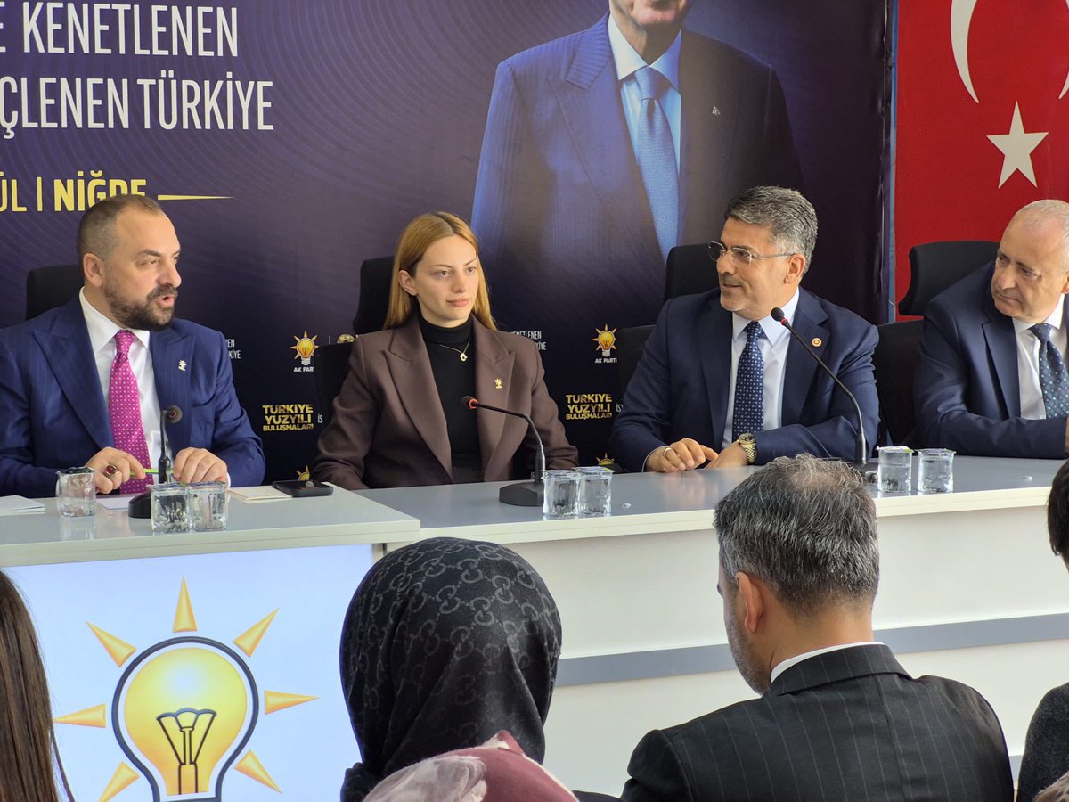 farukaytek's tweet photo. ❝AK Parti teşkilatları; milletimizin iradesini dava şuuruyla taşıyan, kardeşliğini istişareyle güçlendiren büyük bir teşkilat ailesidir.❞

#TürkiyeYüzyılıBuluşmaları kapsamında; yiğitler otağı, kahramanlar diyarı, Şehit Ömer Halisdemir’in memleketi Niğde’deyiz.

Genel Başkan Yardımcımız Sayın Faruk Acar, MKYK Üyelerimiz, Milletvekillerimiz, Niğde İl Başkanımız Hacı Mehmet Eren ve kıymetli teşkilatımızla basın toplantımızı gerçekleştirdik.

Teşkilatımızın sarsılmaz iradesi ve milletimizin güçlü desteğiyle Türkiye Yüzyılı hedeflerimize emin adımlarla yürüyeceğiz.

📍AK Parti Niğde İl Başkanlığı