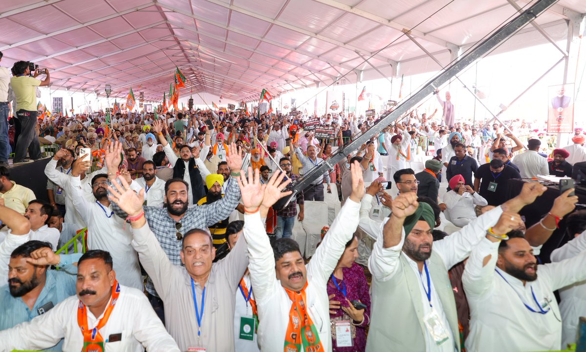 AmitShah's tweet photo. नशा मुक्त पंजाब का नारा देकर सत्ता में आई 'आप-दा' सरकार ने पंजाब को ड्रग्स के दलदल में धकेल दिया है।

आज #NashaMuktPunjabYatra के समापन पर जालंधर में प्रदेशभर से आई जनता का उत्साह बता रहा है कि पंजाब नशे के व्यापार को बढ़ावा देने वाली इस 'आप-दा' सरकार को हटाने का मन बना चुका है।

पंजाब को नशा मुक्त बनाने के संकल्प के साथ पठानकोट से शुरू हुई यह यात्रा 13 दिनों में 4 हजार किलोमीटर और 117 विधानसभा क्षेत्रों तक पहुंची तथा गांव-गांव में नशे के विरुद्ध जनजागरण किया।

हम 31 दिसंबर 2029 से पहले नशे के इस कारोबार को जड़ से उखाड़ फेंकने के लिए संकल्पित हैं।