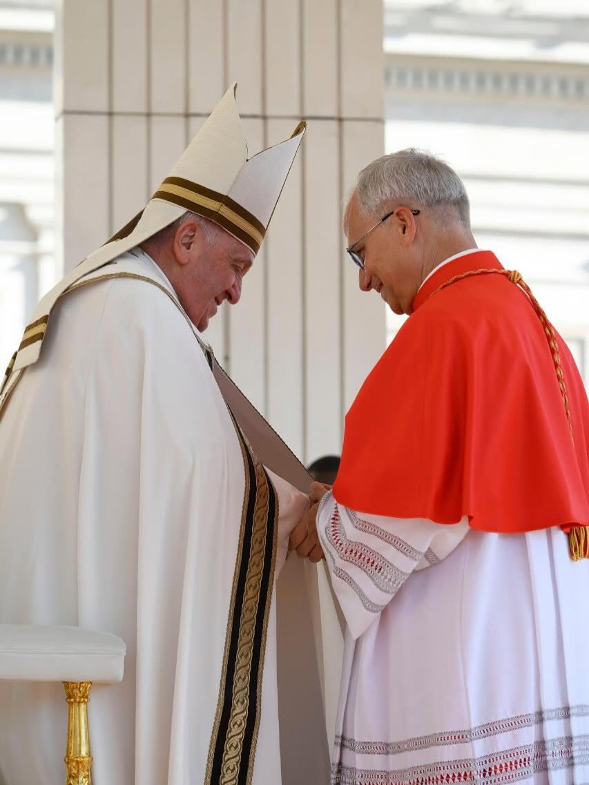 vaticannews_pt's tweet photo. Há 3 anos...

Era 30/09/2023 quando Robert Francis Prevost recebeu barrete cardinalício. Naquele dia, o #PapaFrancisco presidiu ao Consistório para a criação de novos cardeais, entre eles o então prefeito do Dicastério para os Bispos, hoje nosso querido #PapaLeãoXIV https://t.co/0S9hekODaM