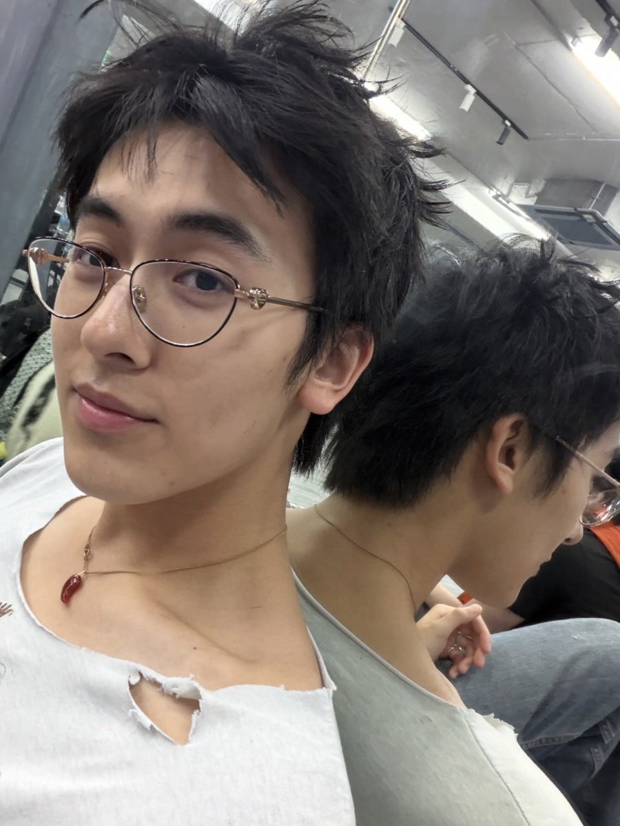 aebigorn's tweet photo. ที่บอกจะตัดผมก็นึกว่านางจะตัดสั้นแบบนี้เลย งื้อออ คิดถึงม๋าเด้กผมทรงม่อนชิชิผิวแทน https://t.co/ys794PCyBs