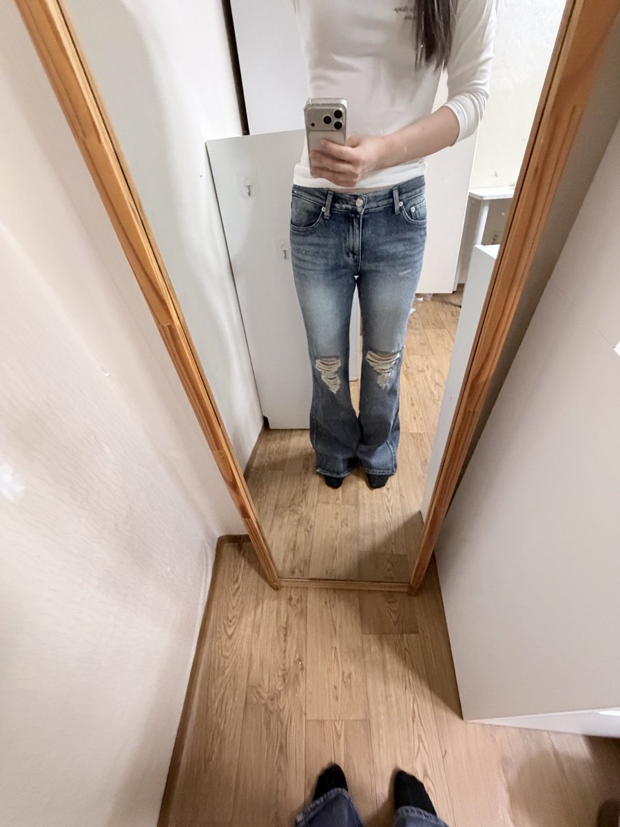 pcym900's tweet photo. 2. 2000아카이브스 부츠컷
<<얘는.. 진짜 원가 23마넌에 세일해서 12.5에 샀는데 돈이 아까워서 반품시켜버림..

현실핏 진짜 마지막사진 그자체.. 골반없고 스트인 사람한테는 진짜 아쉬운 핏ㅜ.ㅜ
+연청에 가까울 줄 알앗는데 안예쁜중청이라 중대장은 정말실망했다🗿🗿 https://t.co/v3Rz02dwVS