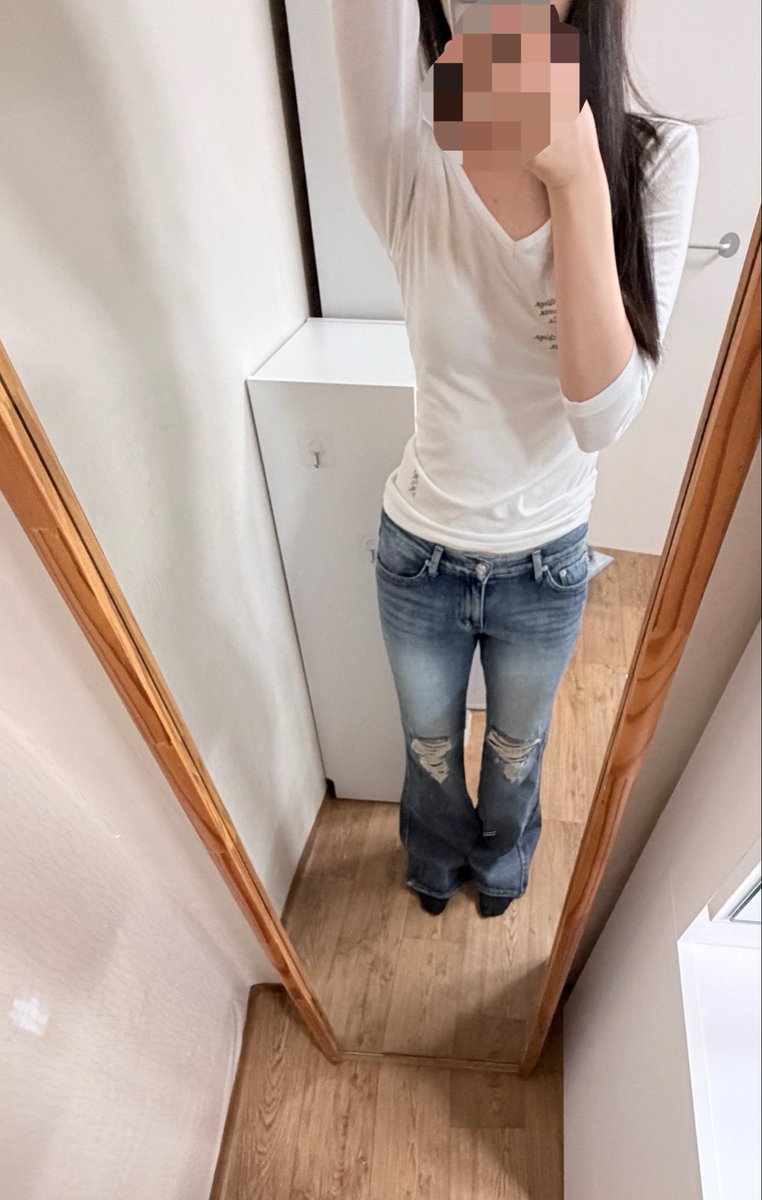 pcym900's tweet photo. 2. 2000아카이브스 부츠컷
<<얘는.. 진짜 원가 23마넌에 세일해서 12.5에 샀는데 돈이 아까워서 반품시켜버림..

현실핏 진짜 마지막사진 그자체.. 골반없고 스트인 사람한테는 진짜 아쉬운 핏ㅜ.ㅜ
+연청에 가까울 줄 알앗는데 안예쁜중청이라 중대장은 정말실망했다🗿🗿 https://t.co/v3Rz02dwVS