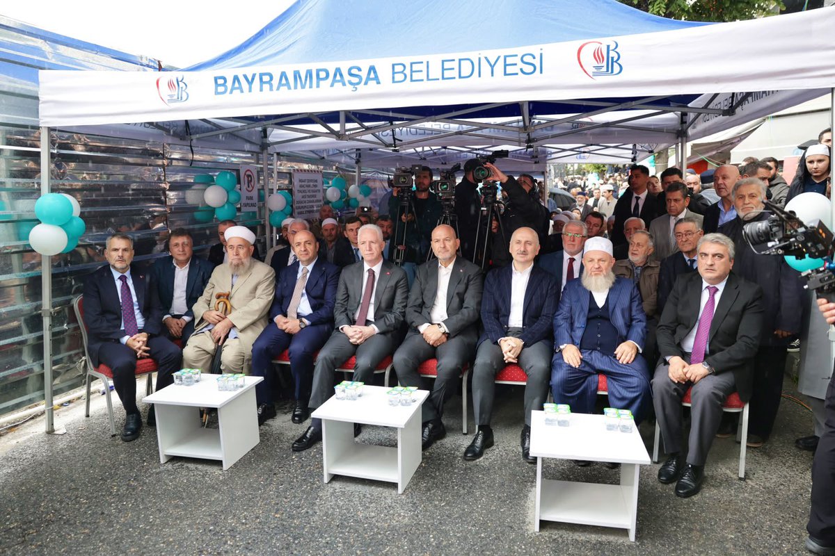 suleymansoylu's tweet photo. Bayrampaşa’mızda bugün İlkseç Vakfı Kocatepe Camii, Kur’an Kursu Külliyesi ve Aşevi’nin temelini atmak nasip oldu.

Önceki dönem Ulaştırma ve Altyapı Bakanımız Sayın Adil Karaismailoğlu, İstanbul Valimiz Sayın Davut Gül, Kaymakamımız Sayın Abdullah Çiftçi, Belediye Başkan Vekilimiz Sayın İbrahim Akın, Bayrampaşa İlçe Başkanımız Mehmet Acar ve kıymetli hocamız Ali Ulvi Uzunlar ile birlikte bu güzel eserin temelini dualarla attık.

Kur’an’ın nuruyla nice nesillerin yetişeceği, aşevinden yükselecek bereketin ihtiyaç sahibi kardeşlerimizin sofralarına ulaşacağı bu kıymetli eserin Bayrampaşa’mıza hayırlı olmasını diliyorum.

Rabbim tamamına erdirmeyi nasip etsin. Yapımında emeği ve katkısı bulunan herkesten Allah razı olsun.