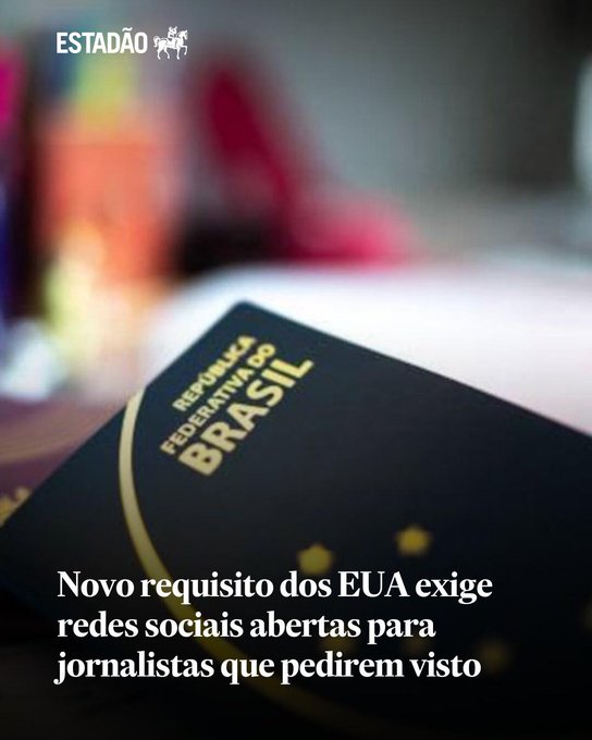 A Brazilian passport rests on a surface with the headline "Novo requisito dos EUA exige redes sociais abertas para jornalistas que pedirem visto" (New U.S. requirement demands open social media for journalists applying for visas). The Estadão logo appears in the top left, and the image visually connects to the post's subject by symbolizing the visa application process affected by the new requirement for journalists.