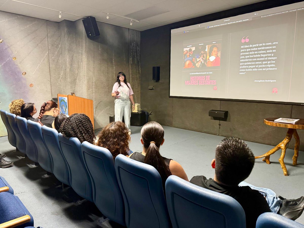 casapuebloorg's tweet photo. Hoy recibimos nuevamente a la periodista Kiara Maldonado Acevedo junto a estudiantes de la Universidad de Puerto Rico en Arecibo. 

Kiara les contó sobre su experiencia trabajando la serie sobre la partería, como parte de la Beca de Periodismo Jennifer Wolff 2025-2026. https://t.co/h1wFfBzINY