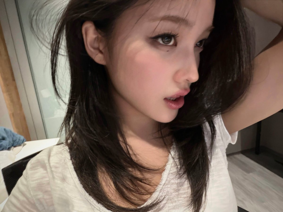 ser0__o's tweet photo. 이로하 세달 지나면 성인인거 갑자기 체감되어서 너무무서움......... https://t.co/Q3rqsqWOXJ
