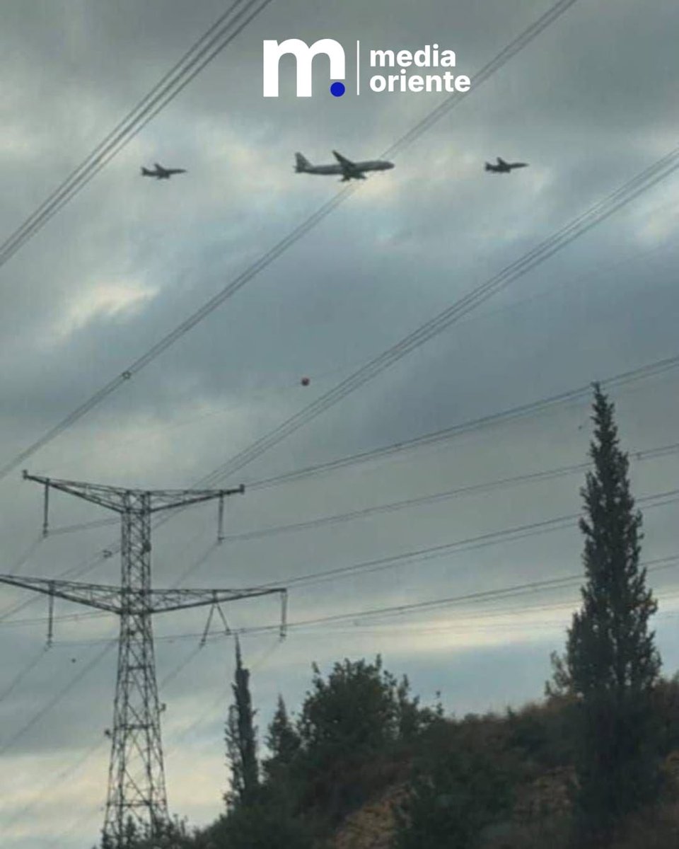 niccole75's tweet photo. HONESTAMENTE

NO creo que otro pueblo se ame y proteja tanto entre ellos, como nosotros.

Somos EXTRAORDINARIOS

5min demoro @netanyahu en llevar a casa a nuestros hermanos. BH

Aviones de combate de la Fuerza Aérea israelí escoltando la operación de rescate.💙🇮🇱 https://t.co/p8KxEq4wD9