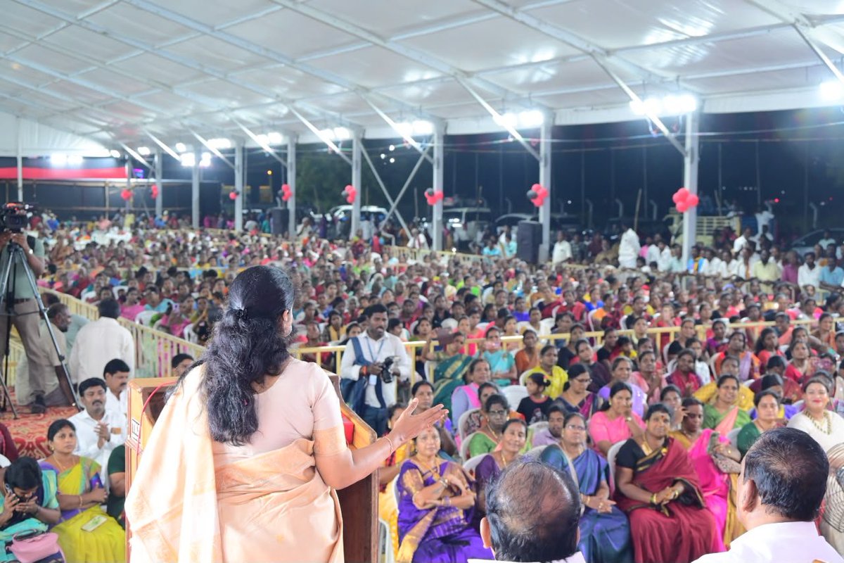 KanimozhiDMK's tweet photo. மதுராந்தகம் சட்டமன்ற இடைத்தேர்தலில் போட்டியிடும் கழக வேட்பாளர் திரு. @iparanthamen அவர்களை ஆதரித்து, பெரும்பேர்கண்டிகை பகுதியில் நடைபெற்ற மகளிர் கூட்டத்தில் பங்கேற்றேன்.

"பாஜக-மோடி" என்று சொல்வதற்குக் கூட திராணியில்லாமல் அஞ்சி நடுங்கி, தமிழ்நாட்டின் உரிமைகளைத் தாரைவார்த்துக் கொண்டிருக்கும் தவெக  அரசுக்கு இடைத்தேர்தலில் பதிலடி கொடுக்க மதுராந்தகம் தொகுதி மக்கள் தயாராக இருக்கிறார்கள்.

#VoteForDMK