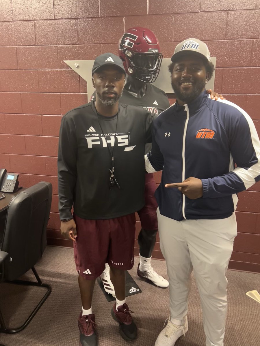 __Chunter's tweet photo. Stopped by @FultonFootball today for some new Skyhawks. Letβs #RISE27 https://t.co/8KYbJ7y8g7