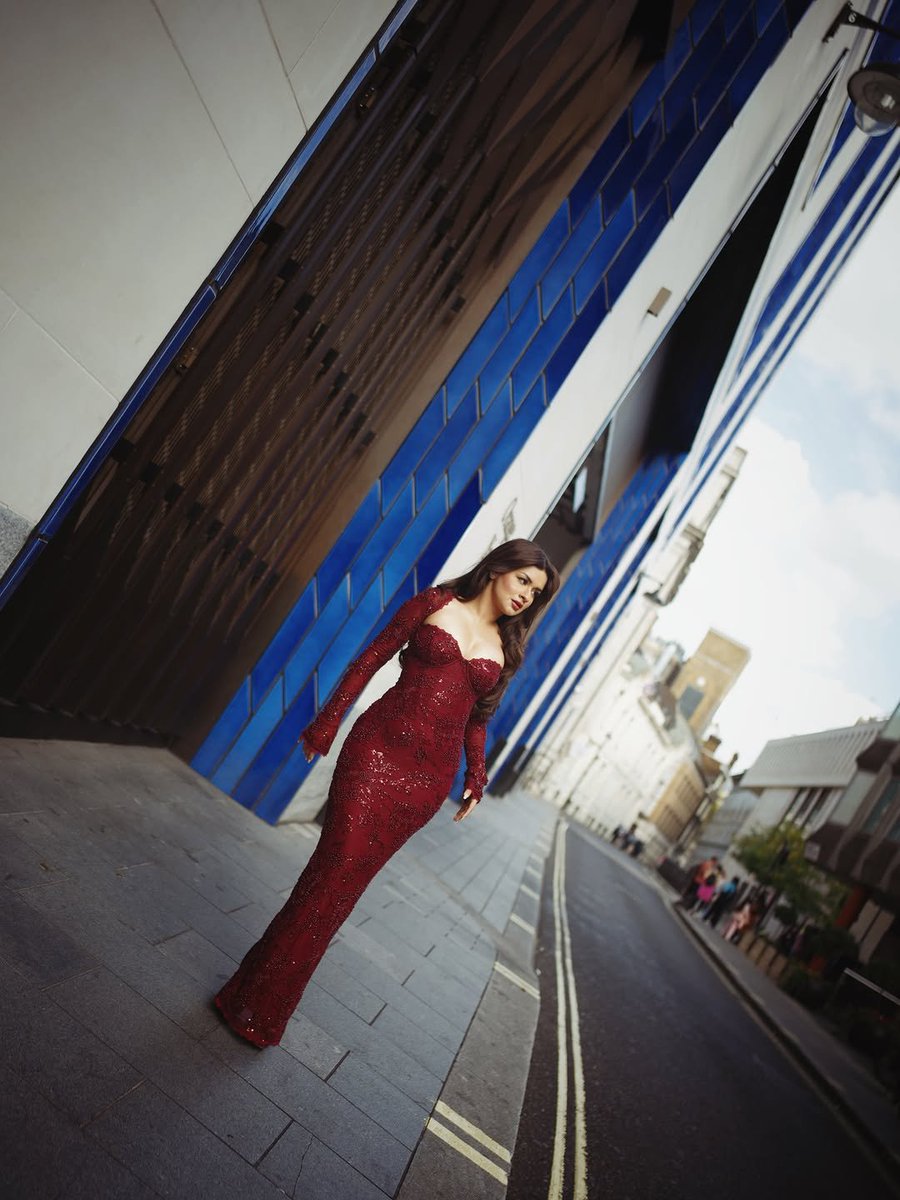AvniSimp4Ever's tweet photo. She wears red like it was made for her. One look and you already know who owns the room. #AvneetKaur https://t.co/LLVY3ZEZM5