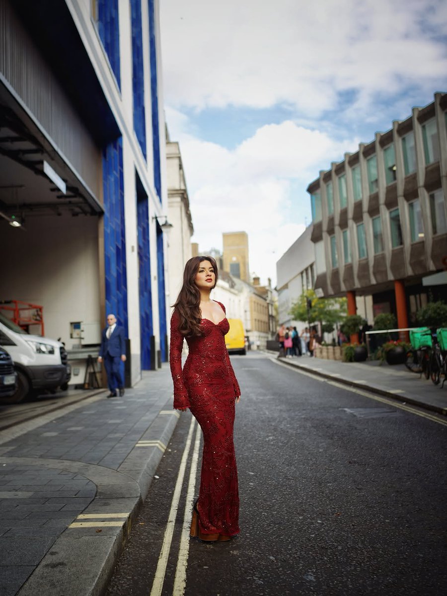 AvniSimp4Ever's tweet photo. She wears red like it was made for her. One look and you already know who owns the room. #AvneetKaur https://t.co/LLVY3ZEZM5
