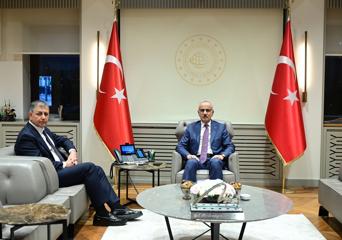 a_uraloglu's tweet photo. İzmir Büyükşehir Belediye Başkanı Sayın @drcemiltugay’ı Bakanlığımızda kabul ettik.

Görüşmemizde İzmir’in ulaşım gündemini, Bakanlığımızın sorumluluğundaki çalışmalarla yerel yönetimin sorumluluk alanlarını ve şehir içi ulaşımda koordinasyon imkânlarını değerlendirdik.

İzmir’in ulaşım ve altyapı ihtiyaçlarının karşılanması için ilgili kurumların sorumlulukları çerçevesinde üzerimize düşen çalışmaları sürdüreceğiz.

#TürkiyeHızlanıyor 🇹🇷