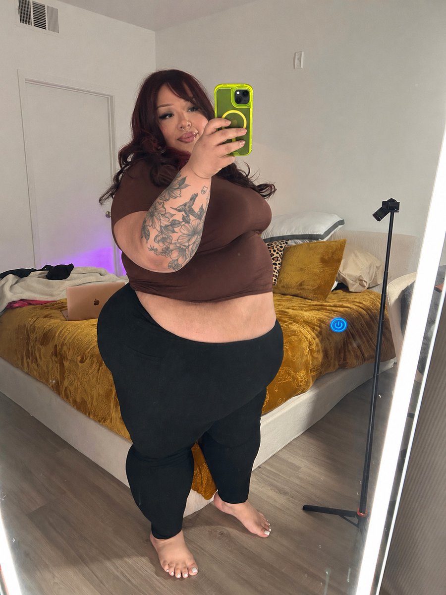 itsbigxcat's tweet photo. admire my fat body. https://t.co/Ol6UcxZqtr