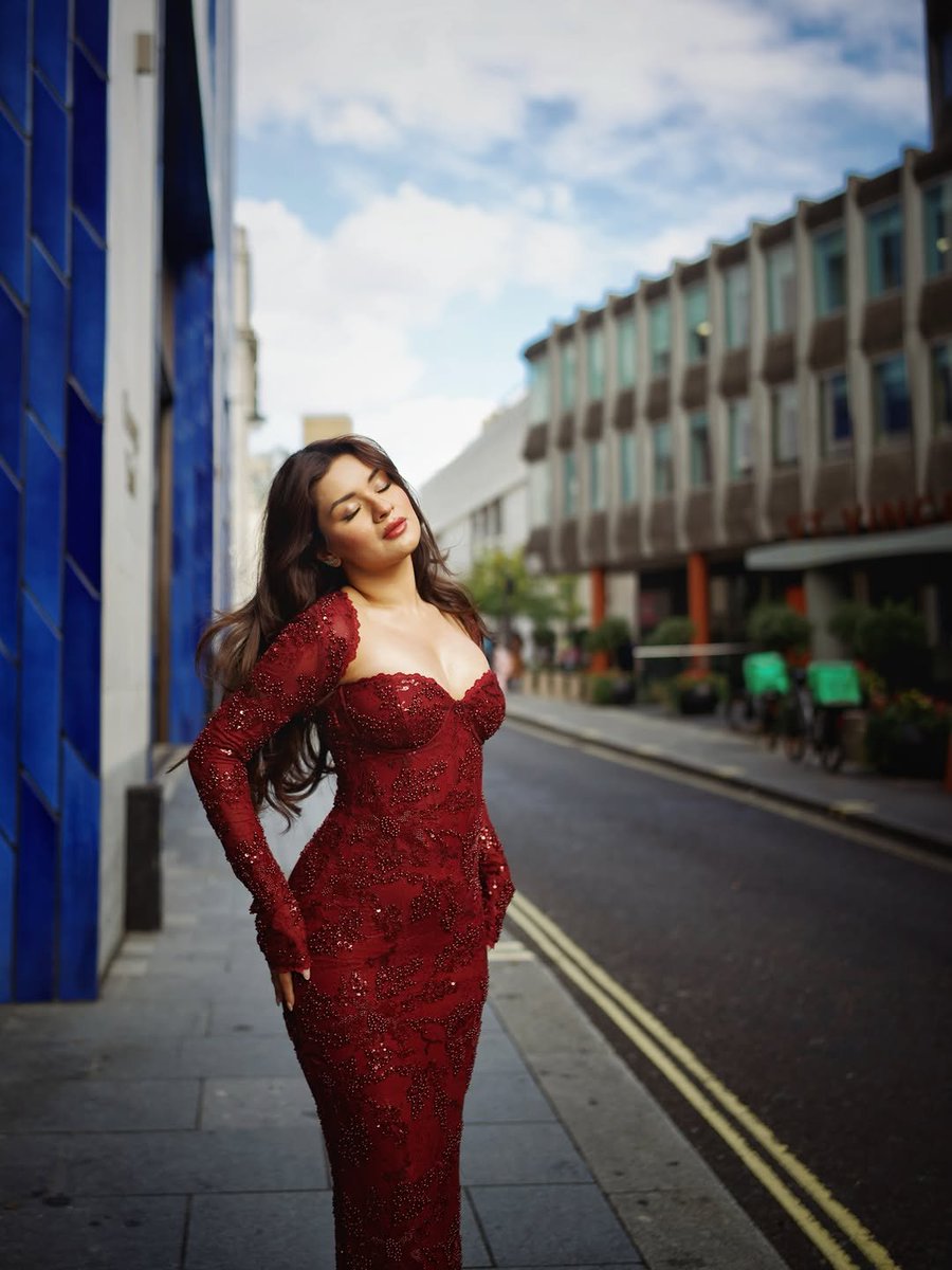 AvniSimp4Ever's tweet photo. Put her in red and suddenly royalty feels less like a title and more like a fact. #AvneetKaur https://t.co/Bfk6oNrj6M