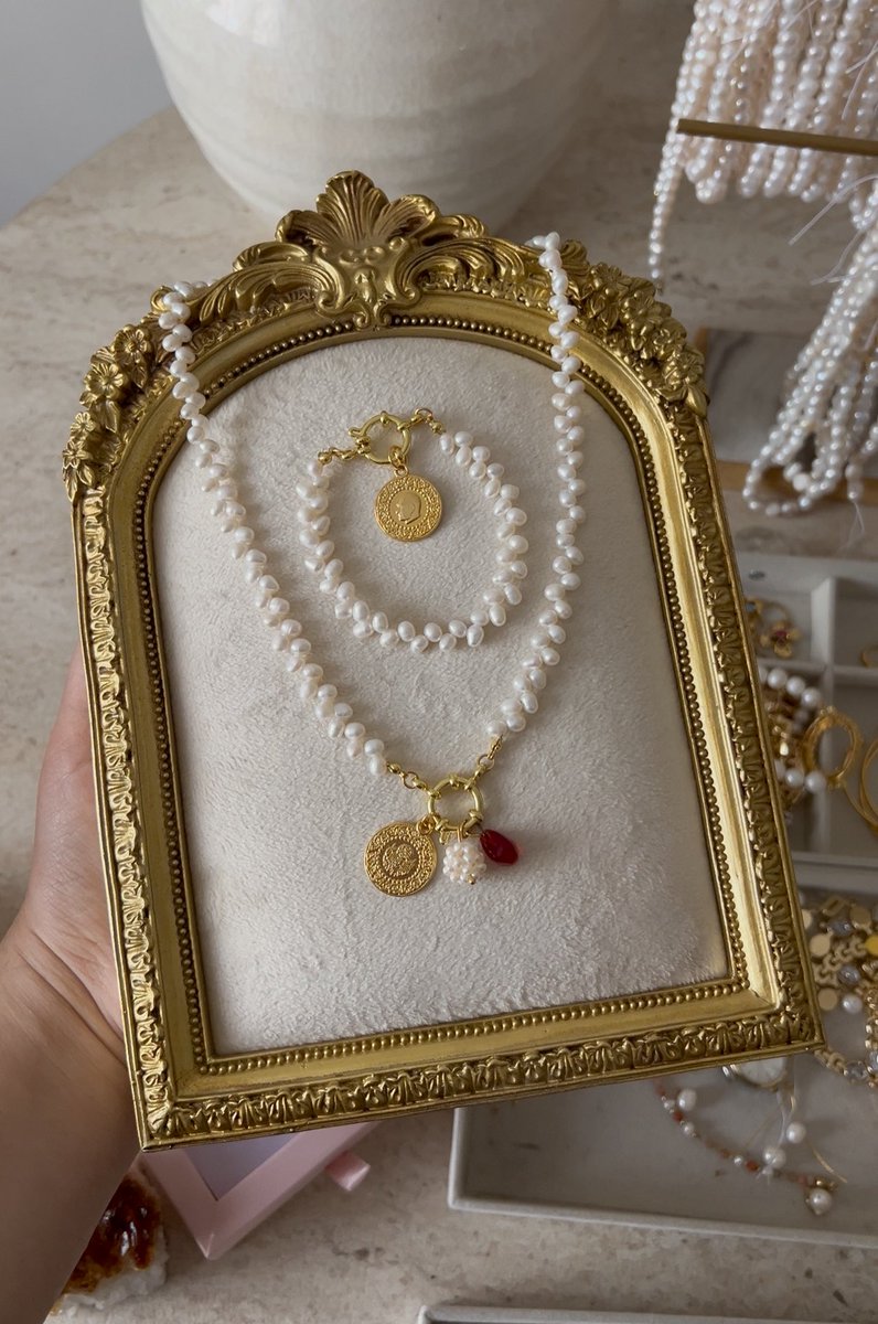 ahlainci's tweet photo. BİRİNE ÇOK GÜZEL BİR HEDİYEMİZ VAR! 🎁✨

İnci tutkumuzu paylaşmak için bu zarif inci kolye &amp; bileklik setini bir kişiye hediye ediyoruz. 🤍

Çekilişe katılmak için:
🤍 Bu gönderiyi beğen
🔁 Retweet et
🫶 @ahlainci hesabını takip et
🌿 Yorum yap

(Altınsız gönderilecektir) https://t.co/5NwF2nmUTW