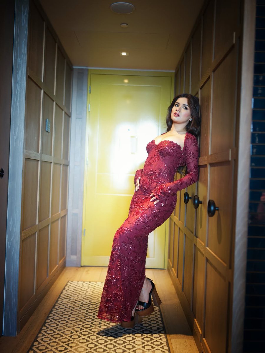 AvniSimp4Ever's tweet photo. Put her in red and suddenly royalty feels less like a title and more like a fact. #AvneetKaur https://t.co/Bfk6oNrj6M
