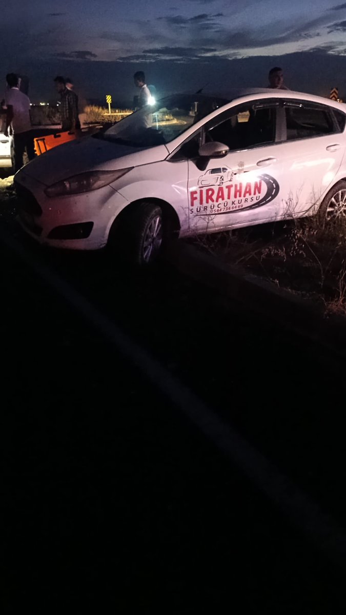 MERFIRAT528461's tweet photo. Suruç kobani yolundaki ölüm kavşağında yine kaza https://t.co/s2xYMFtd44