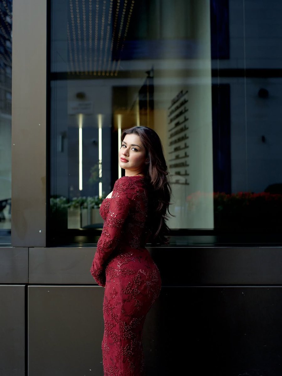 AvniSimp4Ever's tweet photo. There’s something dangerously captivating about her in red. You look once and forget to look away. #AvneetKaur https://t.co/QWG3sCvBQ1
