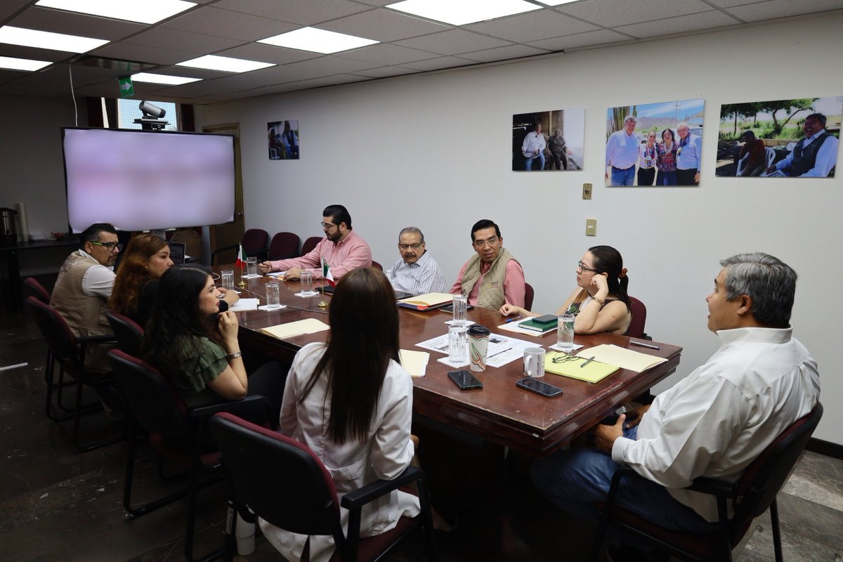 OctavioAlmada1's tweet photo. Buenos días 😃

Sostuvimos una reunión de trabajo con las y los integrantes de la Mesa Estatal de Salud, conformada por el IMSS-Bienestar, el IMSS, el ISSSTE y la Secretaría de Salud del Estado, para dar seguimiento a los avances del Servicio Universal de Salud (SUS) en Sonora. 🤝🩺

¡Sonora está listo para iniciar la instalación de los comités de los consultorios del SUS!

Con nuestra 🇲🇽 PresidentA @Claudiashein, seguimos trabajando en equipo por una atención médica cercana y digna para nuestra gente. ¡La coordinación y la vocación de servir nos unen! 🫶

El poder sólo tiene sentido cuando se pone al servicio de los demás. 🙌

#PorElBienDeTodosPrimeroLosPobres