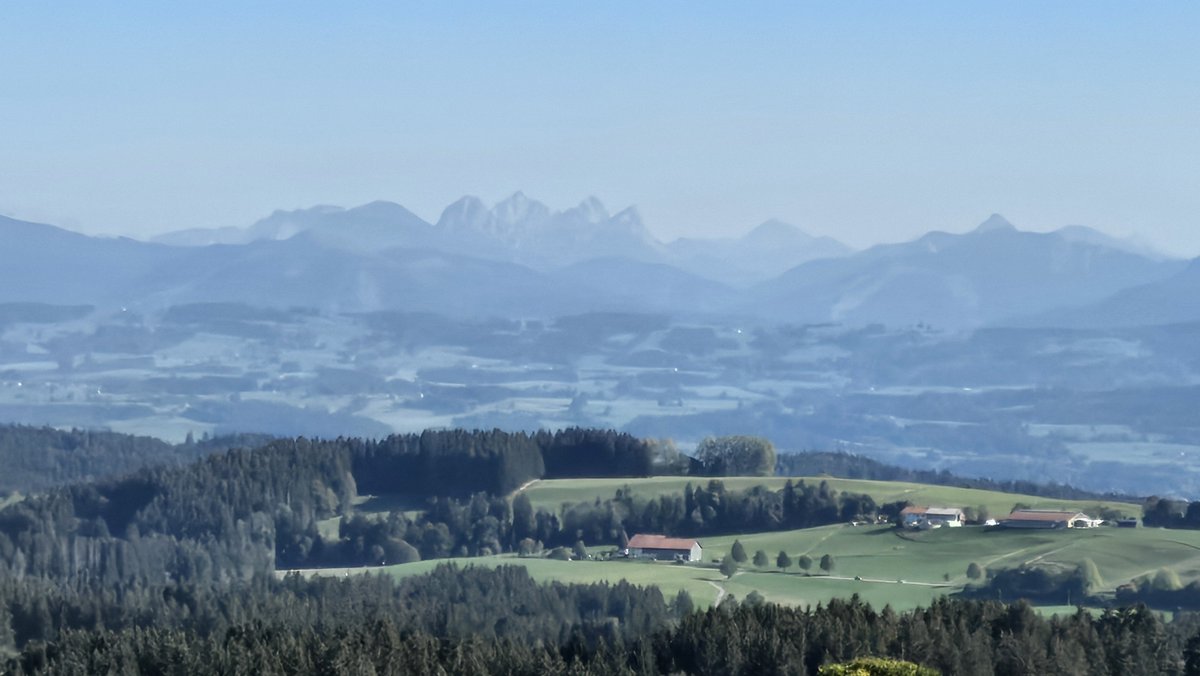AlexderKleine82's tweet photo. Was für ein toller Tag🌞 und was für eine schöne Aussicht ⛰️auf die Alpenkette.🍀✨️
#Alpen #Berge #mountain #Wandern https://t.co/z2XY6SiccI