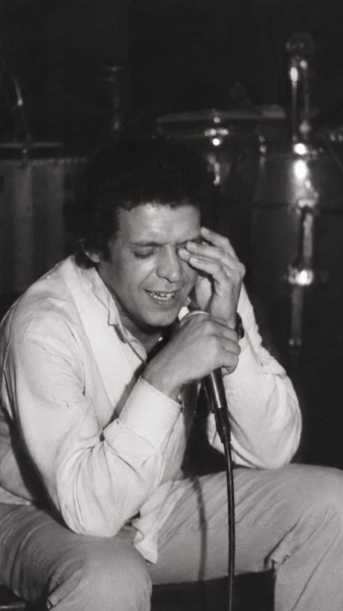 Chris_Montz's tweet photo. En noviembre de 1982, Héctor Lavoe aterrizó en Cali con una sola misión: desintoxicarse y huir del infierno que era Nueva York. El plan era aislarlo en un apartamento de lujo para limpiar su cuerpo, pero meter a Lavoe en la noche caleña fue apagar un incendio con gasolina...

El artífice del rescate fue el mítico empresario Larry Landa, quien lo instaló en un apartamento privado en la Torre Aristi, donde también vivía Alfredo de la Fe, su viejo amigo neoyorquino que tocaba en la discoteca Juan Pachanga. La orden era descansar y mantenerse limpio, pero Cali respiraba salsa las 24 horas, y el ambiente nocturno era intenso, así que aislar a Lavoe resultó imposible.

Héctor no tenía contratos firmados ni giras pactadas, pero la noche se lo tragó de inmediato. Dormía de día y vivía de noche. No era, además, un extraño en Cali, ya había visitado la ciudad años atrás y conocía bien el ambiente salsero. Frecuentaba Juan Pachanga con regularidad y, a veces por gusto y otras por insistencia de Landa, subía a cantar de forma improvisada. Lo que debía ser un santuario de desintoxicación se convirtió en una espiral de bohemia interminable. Su salud, lejos de mejorar, tocó fondo.

El retiro duró exactamente 71 días. Al ver que el ambiente lo estaba consumiendo por completo, Alfredo de la Fe intervino y convenció a Héctor de comprar un pasaje para regresar a Nueva York. Así, el 12 de enero de 1983, Lavoe subió al avión rumbo a Nueva York, cerrando el capítulo del viaje que buscaba salvarle la vida, pero que terminó hundiéndolo más en su laberinto.