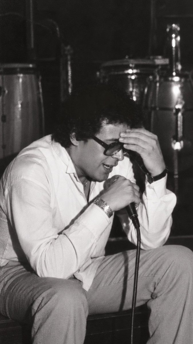 Chris_Montz's tweet photo. En noviembre de 1982, Héctor Lavoe aterrizó en Cali con una sola misión: desintoxicarse y huir del infierno que era Nueva York. El plan era aislarlo en un apartamento de lujo para limpiar su cuerpo, pero meter a Lavoe en la noche caleña fue apagar un incendio con gasolina...

El artífice del rescate fue el mítico empresario Larry Landa, quien lo instaló en un apartamento privado en la Torre Aristi, donde también vivía Alfredo de la Fe, su viejo amigo neoyorquino que tocaba en la discoteca Juan Pachanga. La orden era descansar y mantenerse limpio, pero Cali respiraba salsa las 24 horas, y el ambiente nocturno era intenso, así que aislar a Lavoe resultó imposible.

Héctor no tenía contratos firmados ni giras pactadas, pero la noche se lo tragó de inmediato. Dormía de día y vivía de noche. No era, además, un extraño en Cali, ya había visitado la ciudad años atrás y conocía bien el ambiente salsero. Frecuentaba Juan Pachanga con regularidad y, a veces por gusto y otras por insistencia de Landa, subía a cantar de forma improvisada. Lo que debía ser un santuario de desintoxicación se convirtió en una espiral de bohemia interminable. Su salud, lejos de mejorar, tocó fondo.

El retiro duró exactamente 71 días. Al ver que el ambiente lo estaba consumiendo por completo, Alfredo de la Fe intervino y convenció a Héctor de comprar un pasaje para regresar a Nueva York. Así, el 12 de enero de 1983, Lavoe subió al avión rumbo a Nueva York, cerrando el capítulo del viaje que buscaba salvarle la vida, pero que terminó hundiéndolo más en su laberinto.